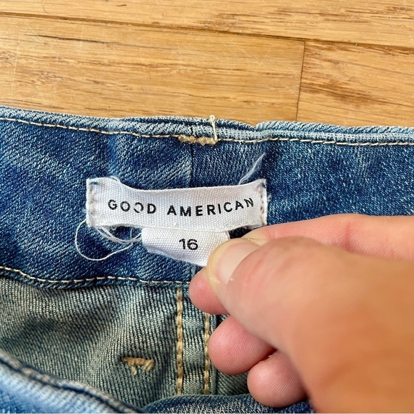 Good American Medium Wash Denim Jean Shorts 16 GWCCH075T - Picture 4 of 7